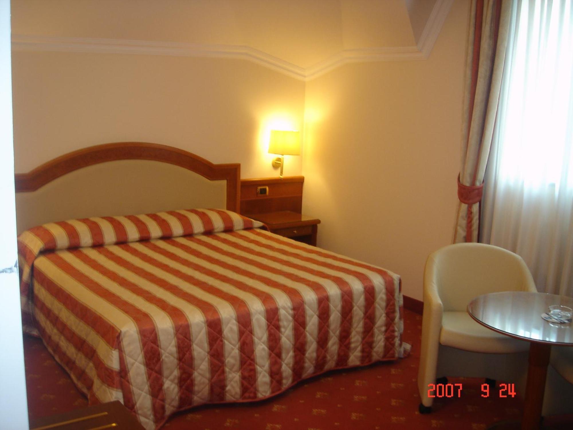 Albergo Corona Domodossola Bagian luar foto