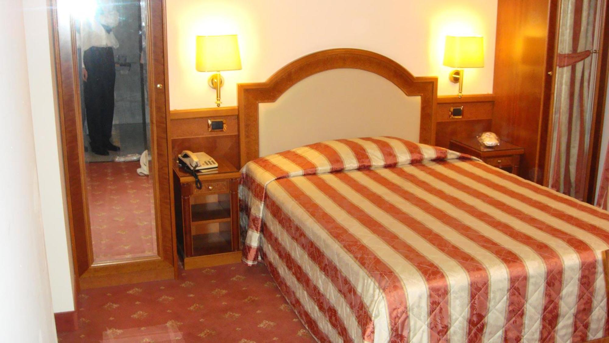 Albergo Corona Domodossola Bagian luar foto