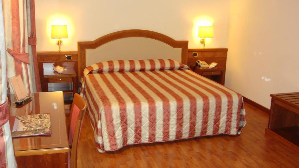 Albergo Corona Domodossola Ruang foto