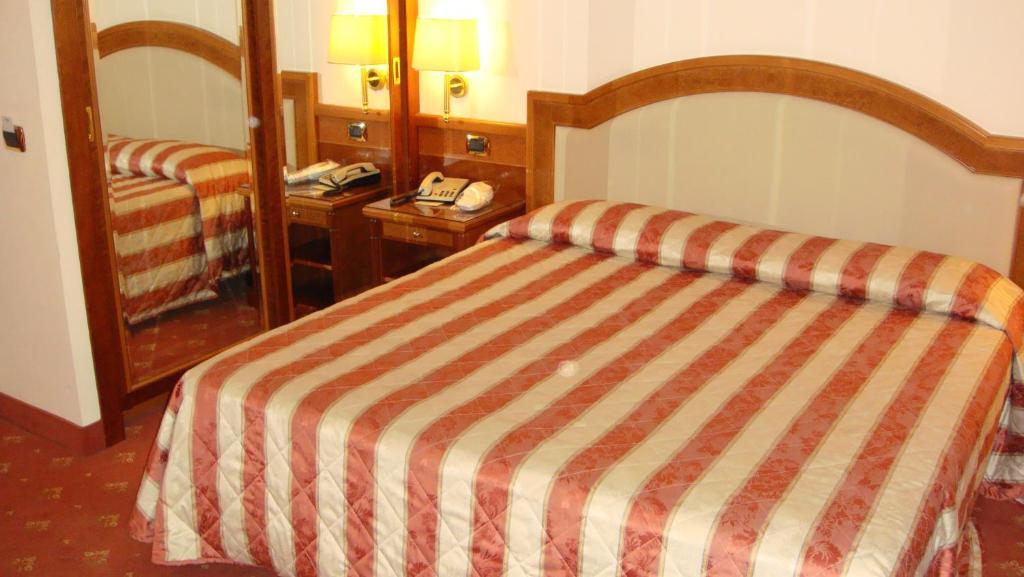 Albergo Corona Domodossola Ruang foto