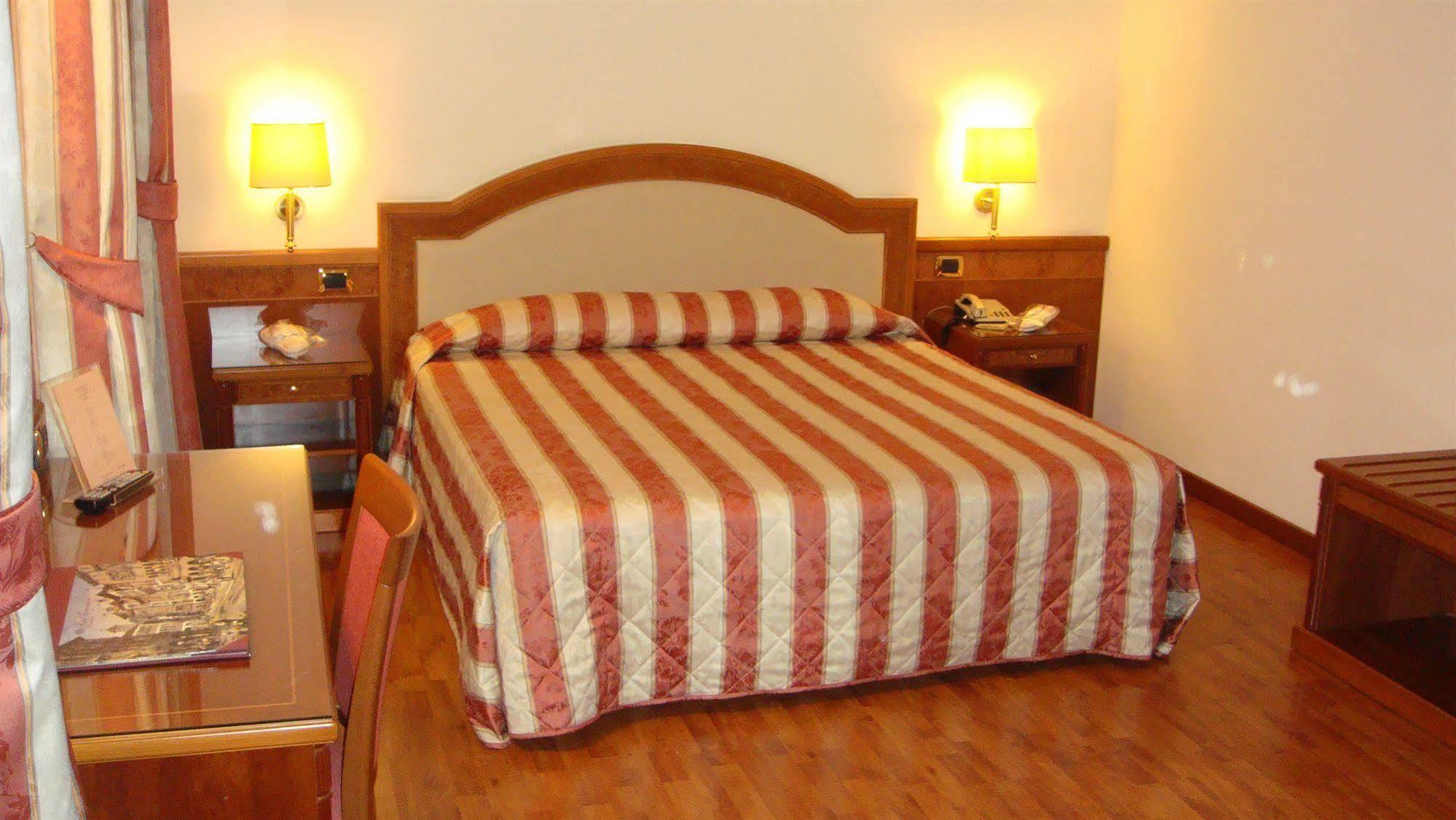 Albergo Corona Domodossola Bagian luar foto