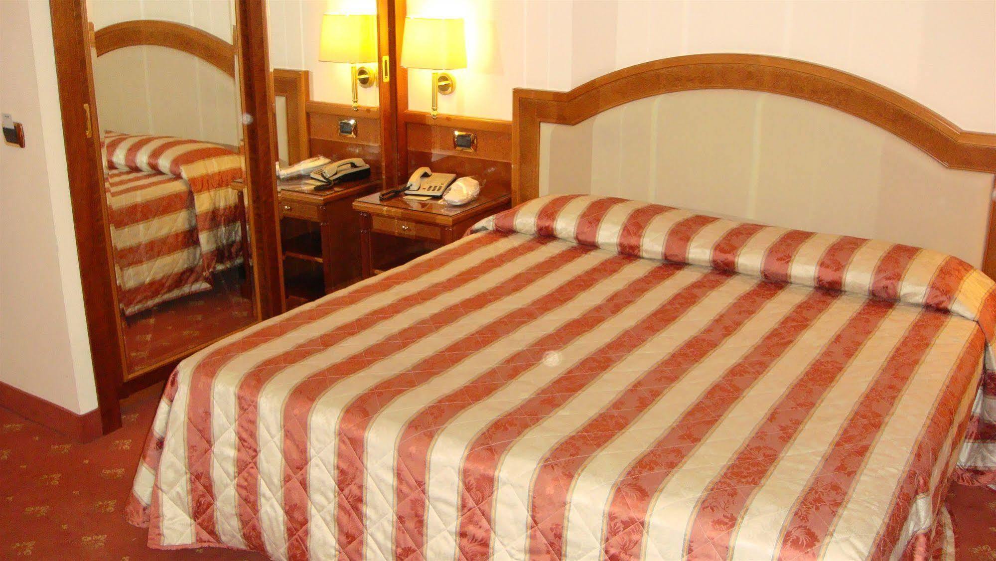 Albergo Corona Domodossola Bagian luar foto