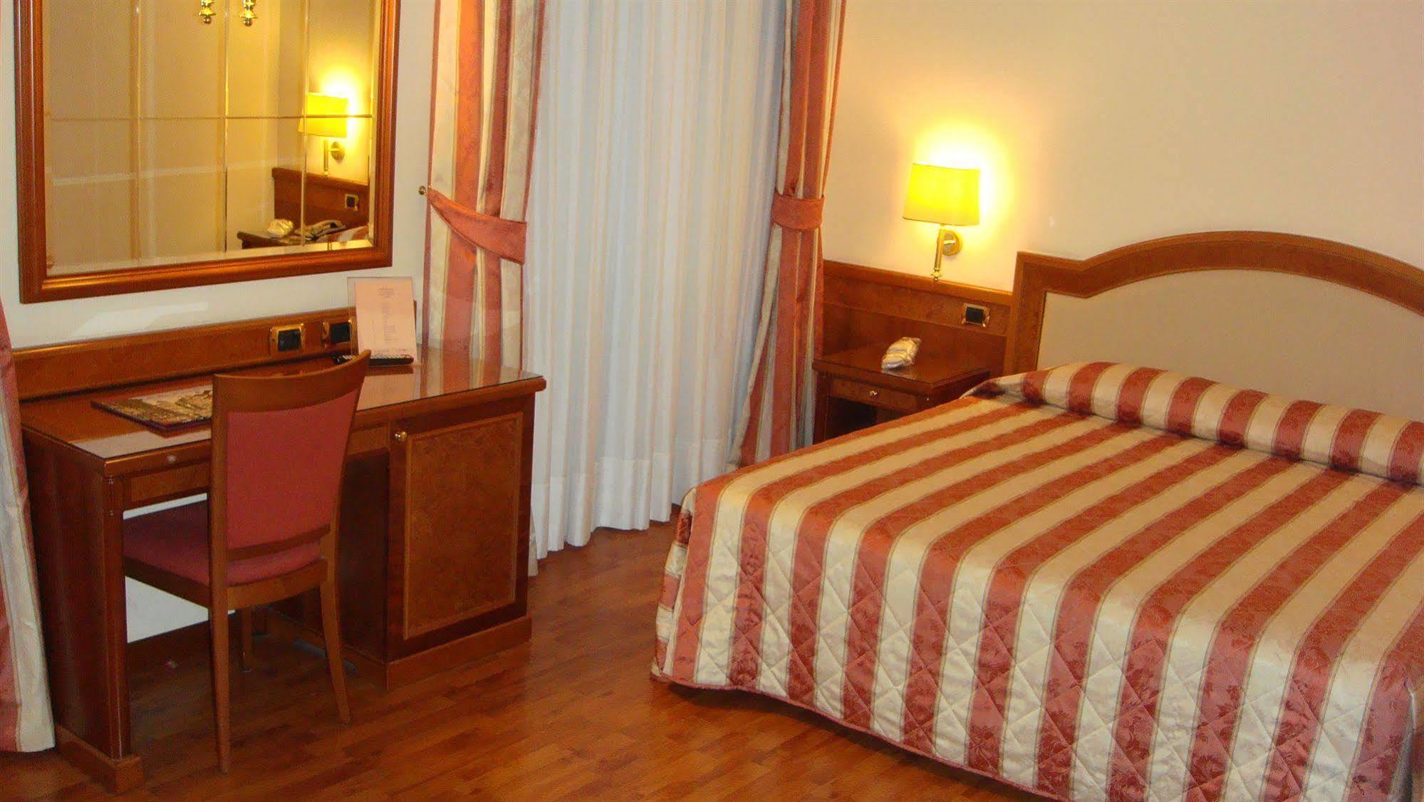 Albergo Corona Domodossola Bagian luar foto