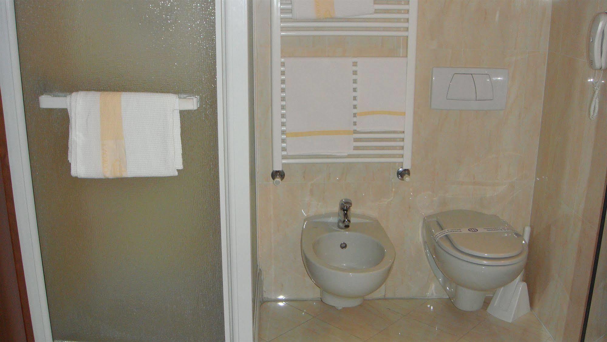 Albergo Corona Domodossola Bagian luar foto